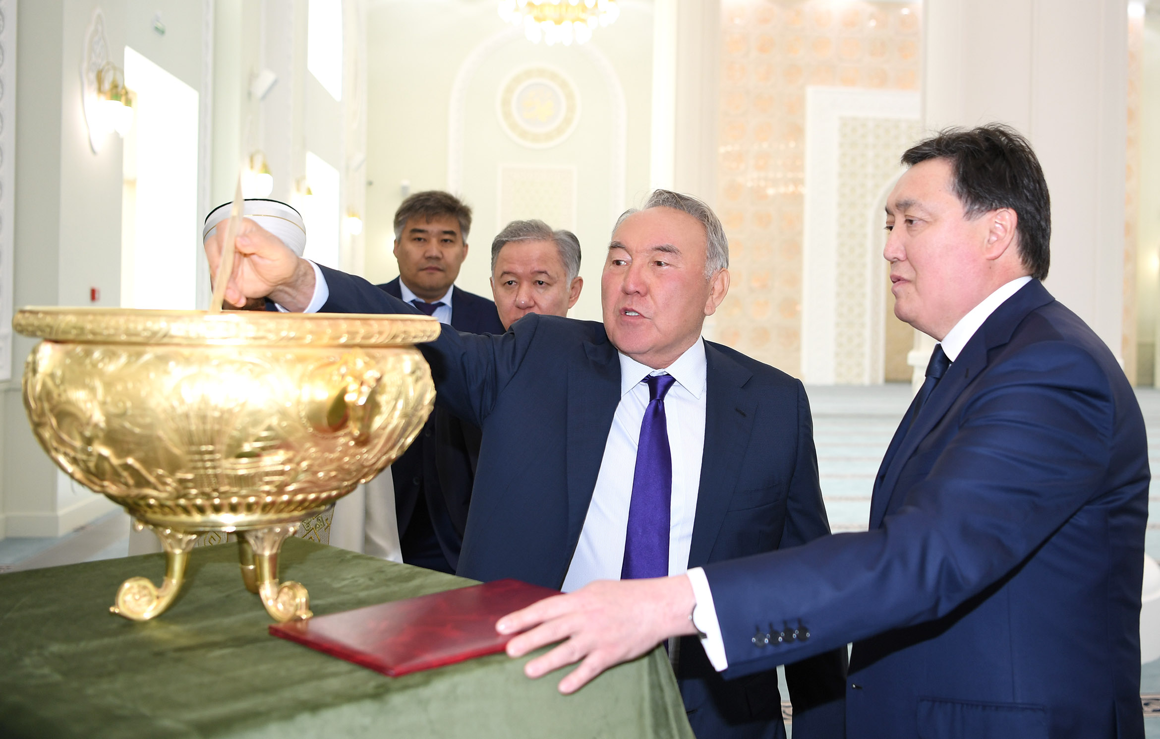 Первый Президент Казахстана посетил новую столичную мечеть