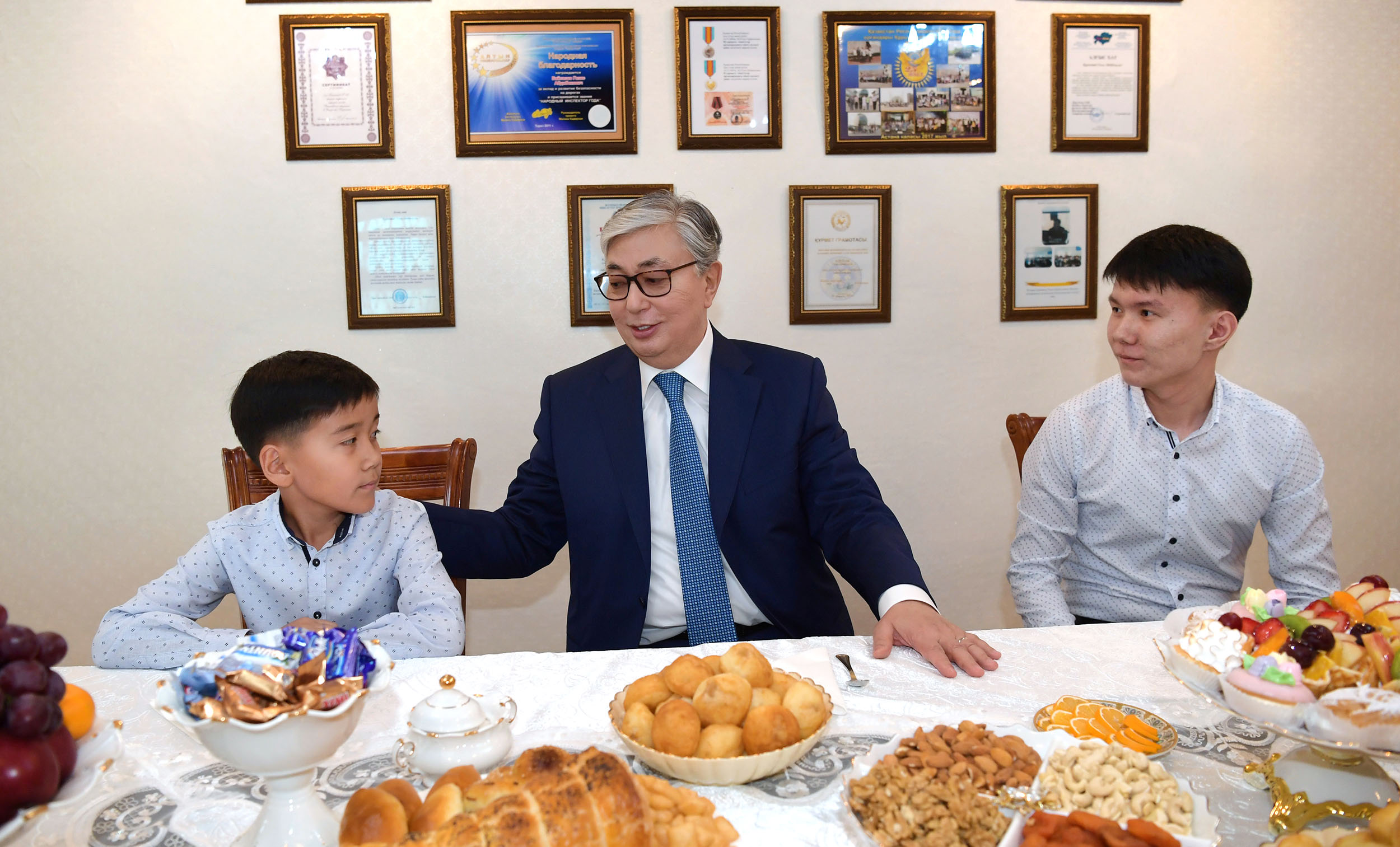 Президент встретился с семьей Халық қаһарманы Газиза Байтасова