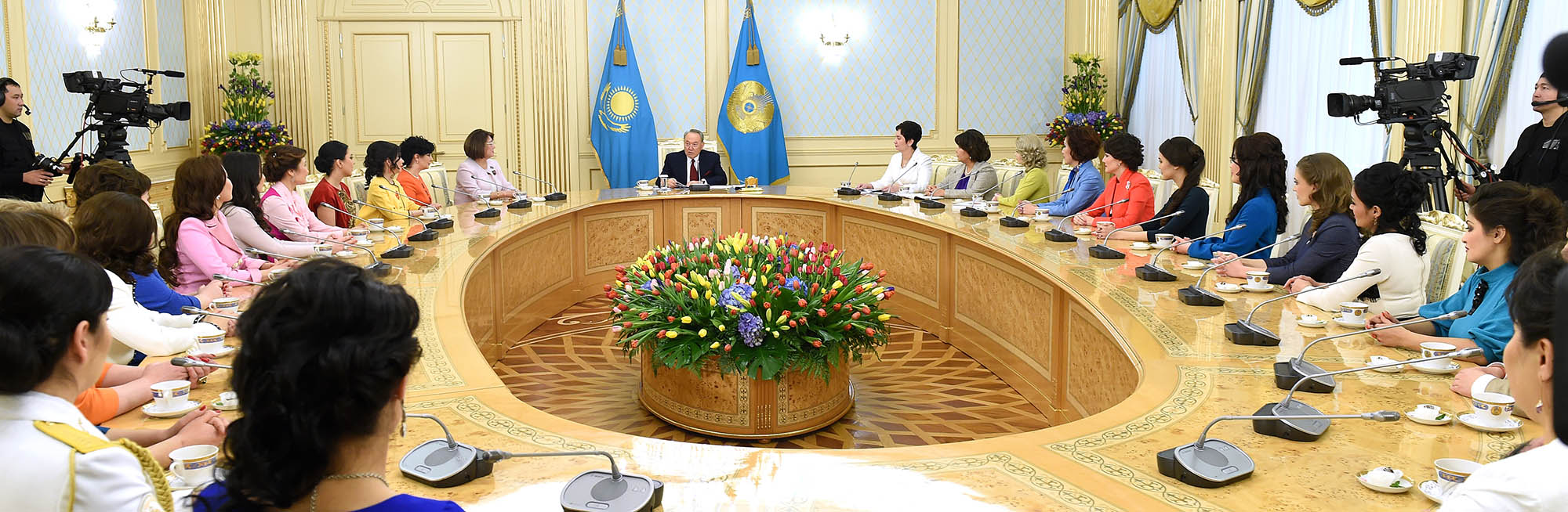 Назарбаев поздравил всех женщин Казахстана с 8 Марта