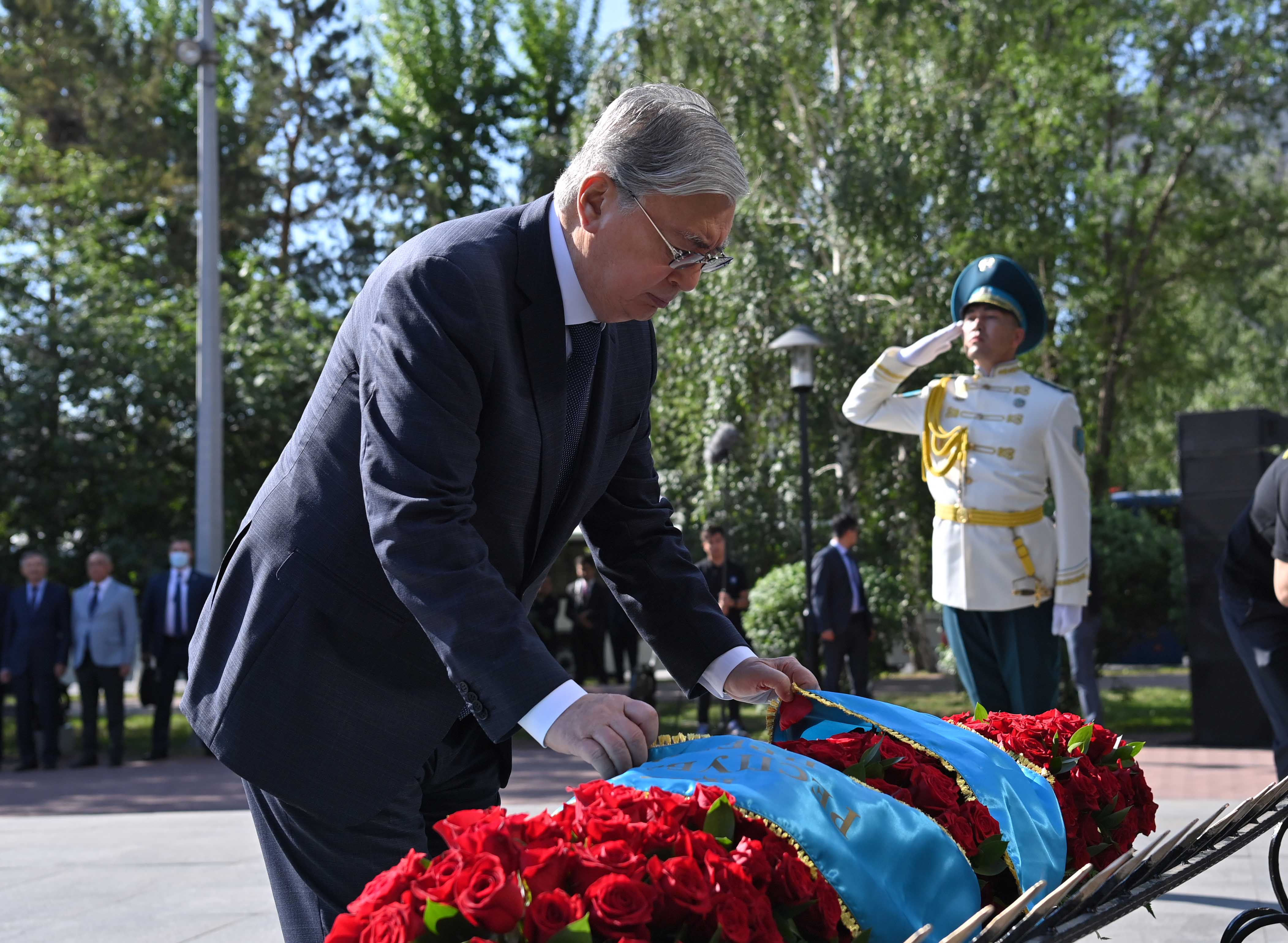 Алу күні. Kasim j.Toqaev. 31 Мая день памяти жертв политических репрессий и голода в Казахстане. Возложение цветов. Венки на возложение.