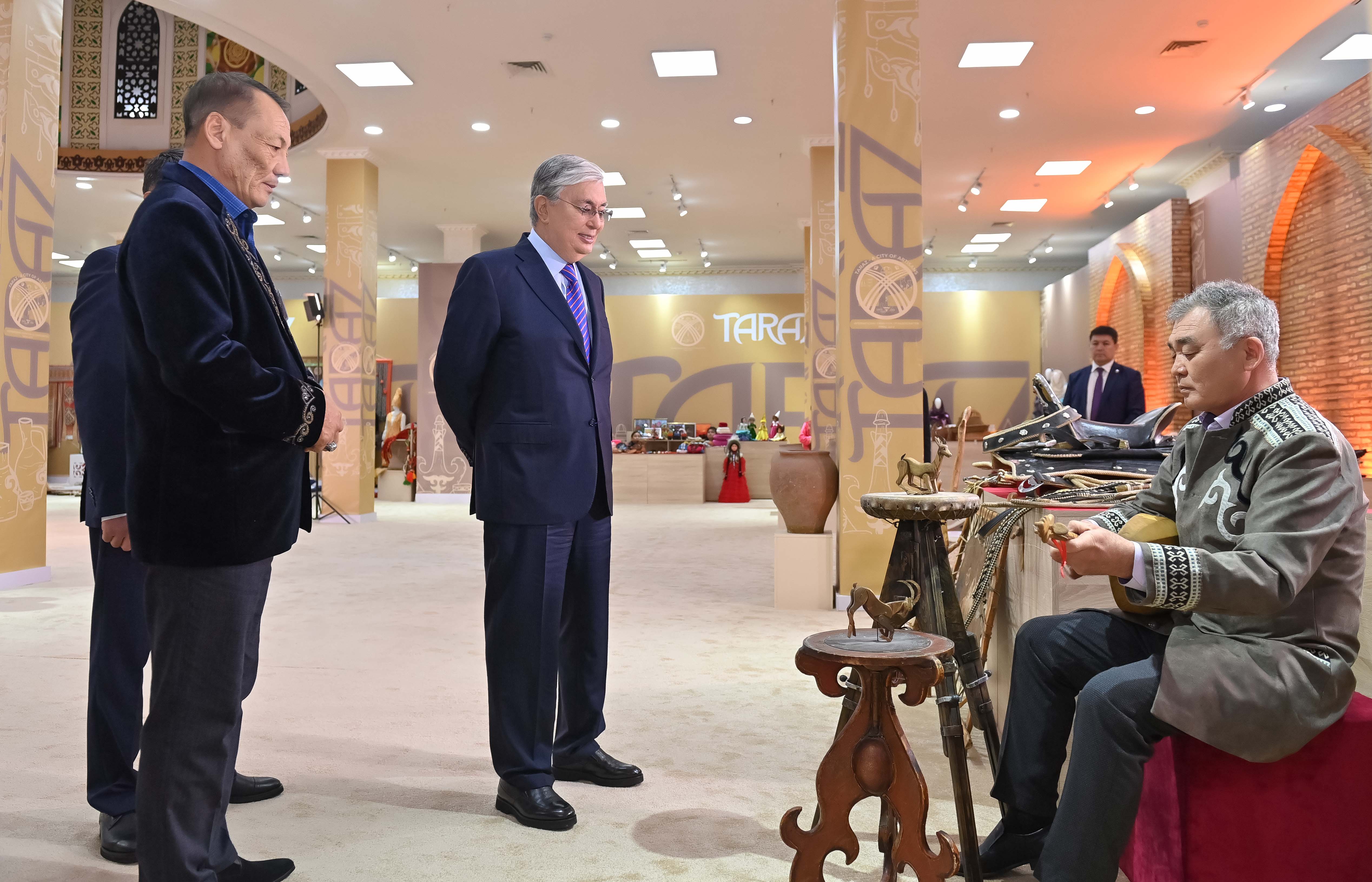 Президент Жамбыл өңірі қолөнер шеберлерінің көрмесін аралады